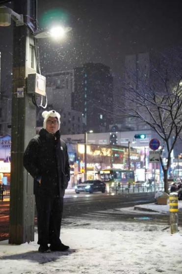 雪地里有男人在街道上
AI 生成的内容可能不正确。